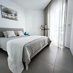 Апартаменты Modern Oasis With Jacuzzi & Two Terraces *