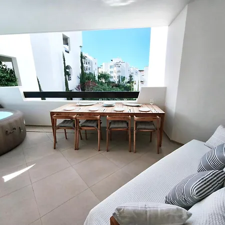 Modern Oasis With Jacuzzi & Two Terraces Lägenhet *