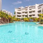 Apartmán Modern Oasis With Jacuzzi & Two Terraces