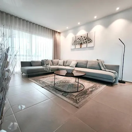Modern Oasis With Jacuzzi & Two Terraces Apartmán *