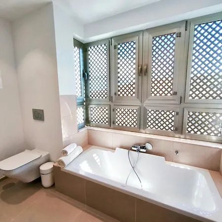 Modern Oasis With Jacuzzi & Two Terraces דירה פאלם-מאר